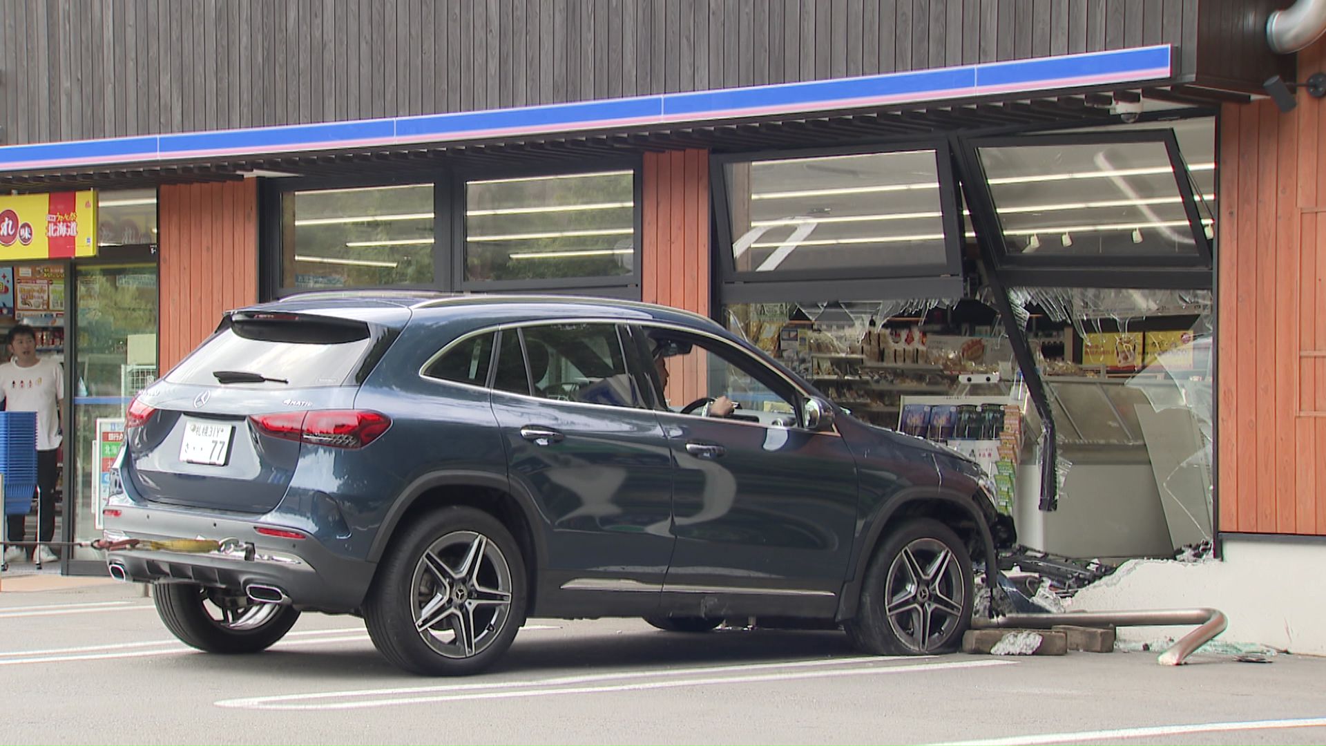 コンビニに前方から突っ込んだ乗用車