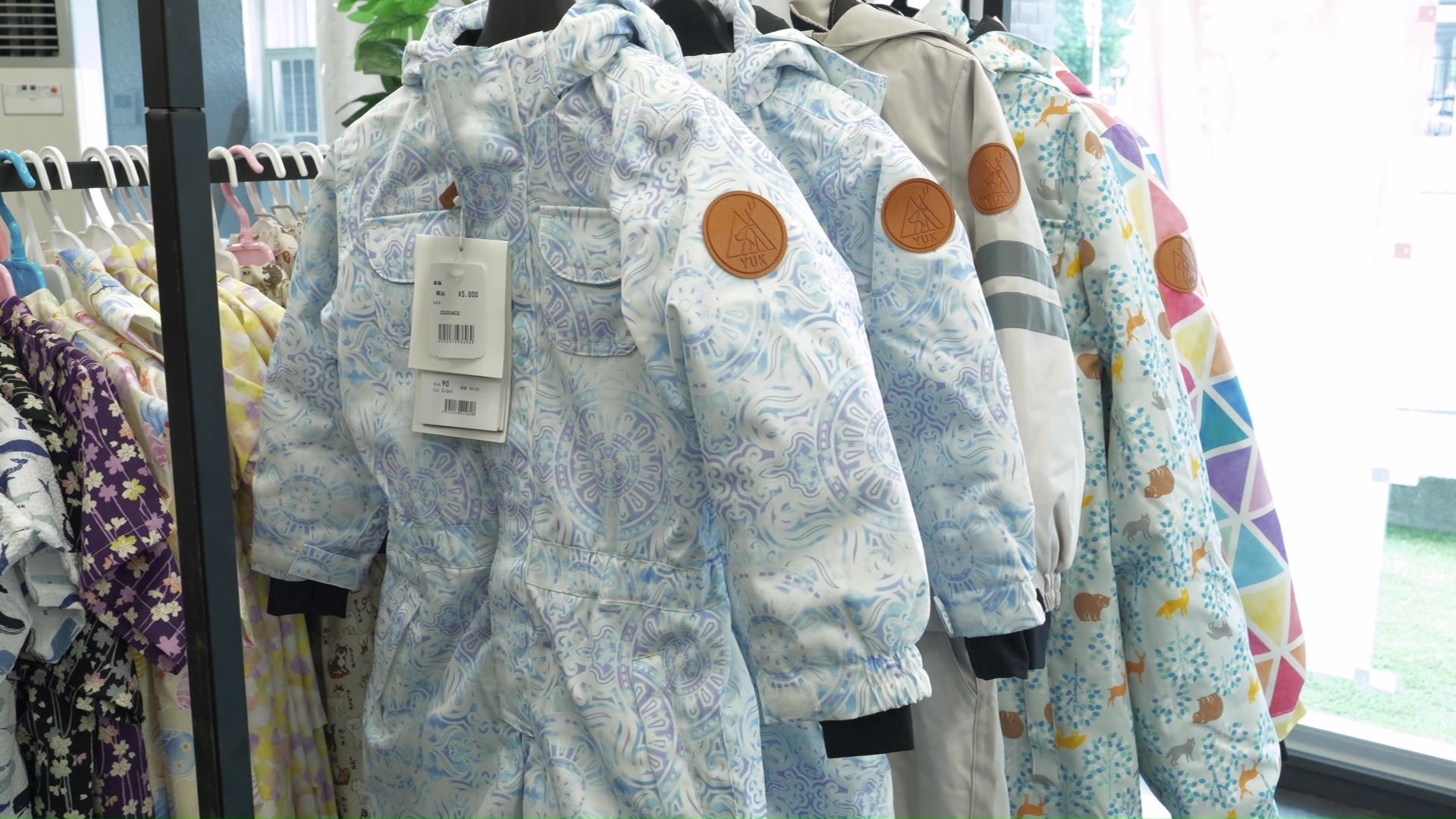 客のお目当ては…子ども向けのスキーウェア
