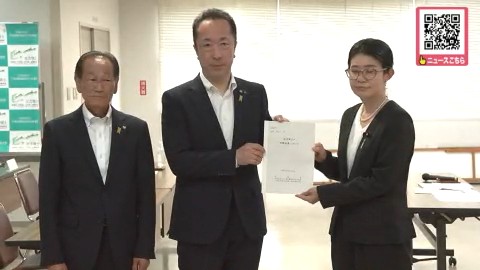 国光あやの外務副大臣副大臣に要望書を手渡す