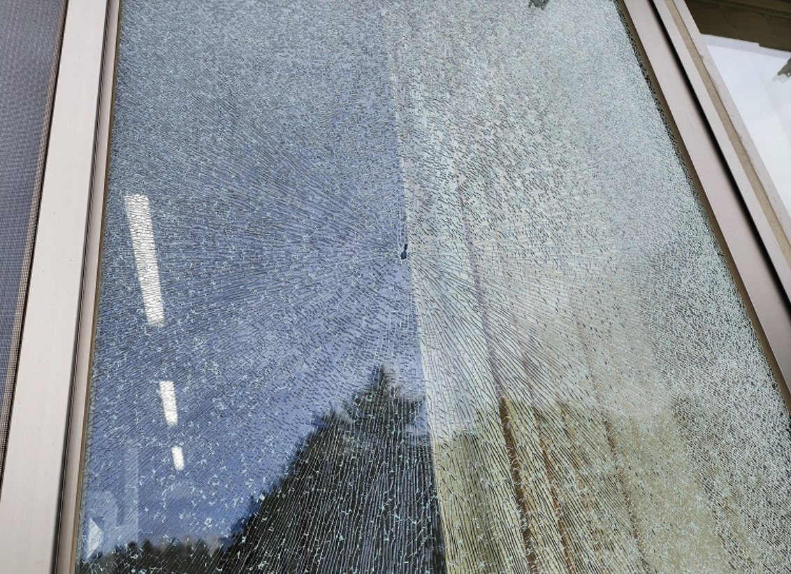 大空学園義務教育学校の窓ガラス被害（提供：帯広市教委）