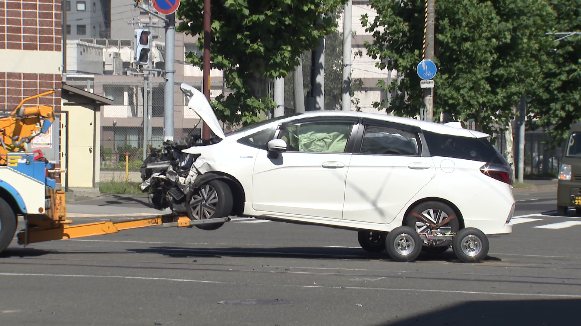 衝突された車