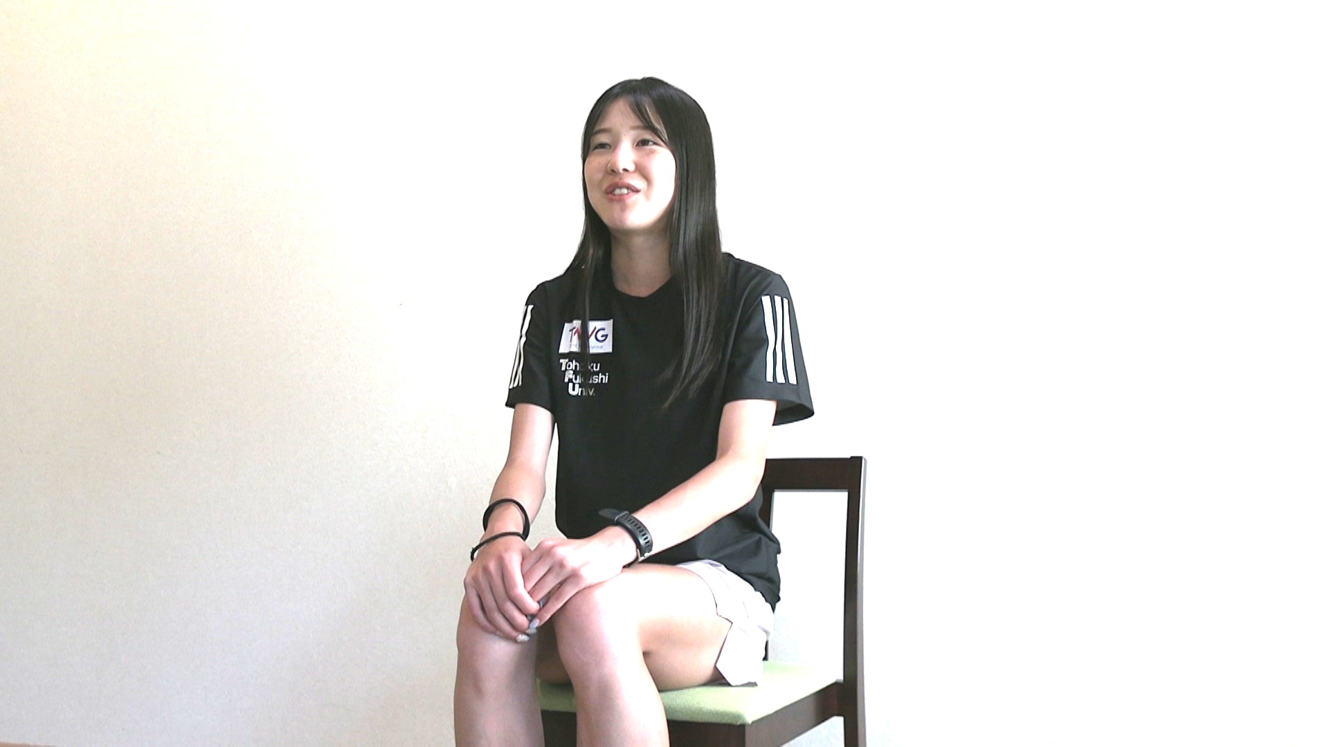 インタビューに応じる村山愛美沙選手