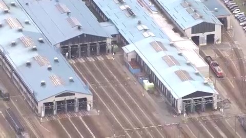 車掌がドアに挟まれ負傷、列車が出発できず運休…車庫内で乗り込もうとしたところ、突然ドアが閉まるトラブル、負傷し病院へ…いったい何が？〈JR北海道〉