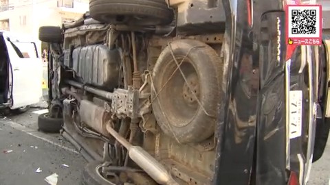 横倒しになった車
