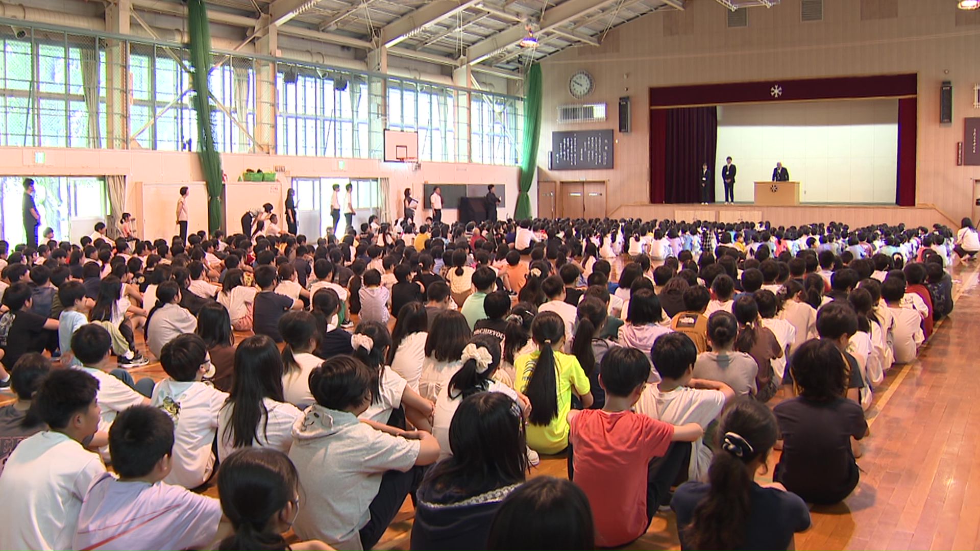 日新小学校では児童約600人が体育館に集まり始業式