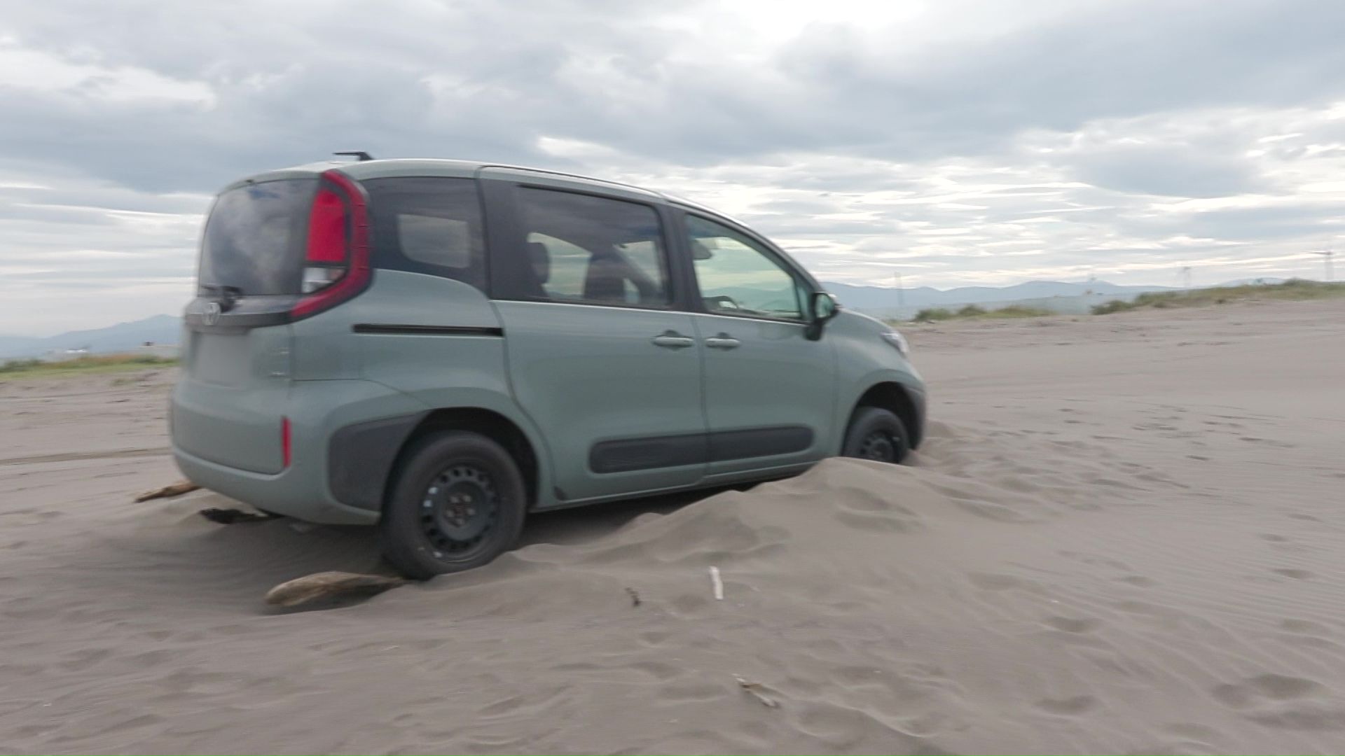 タイヤが砂に埋まり動けなくなってしまった車