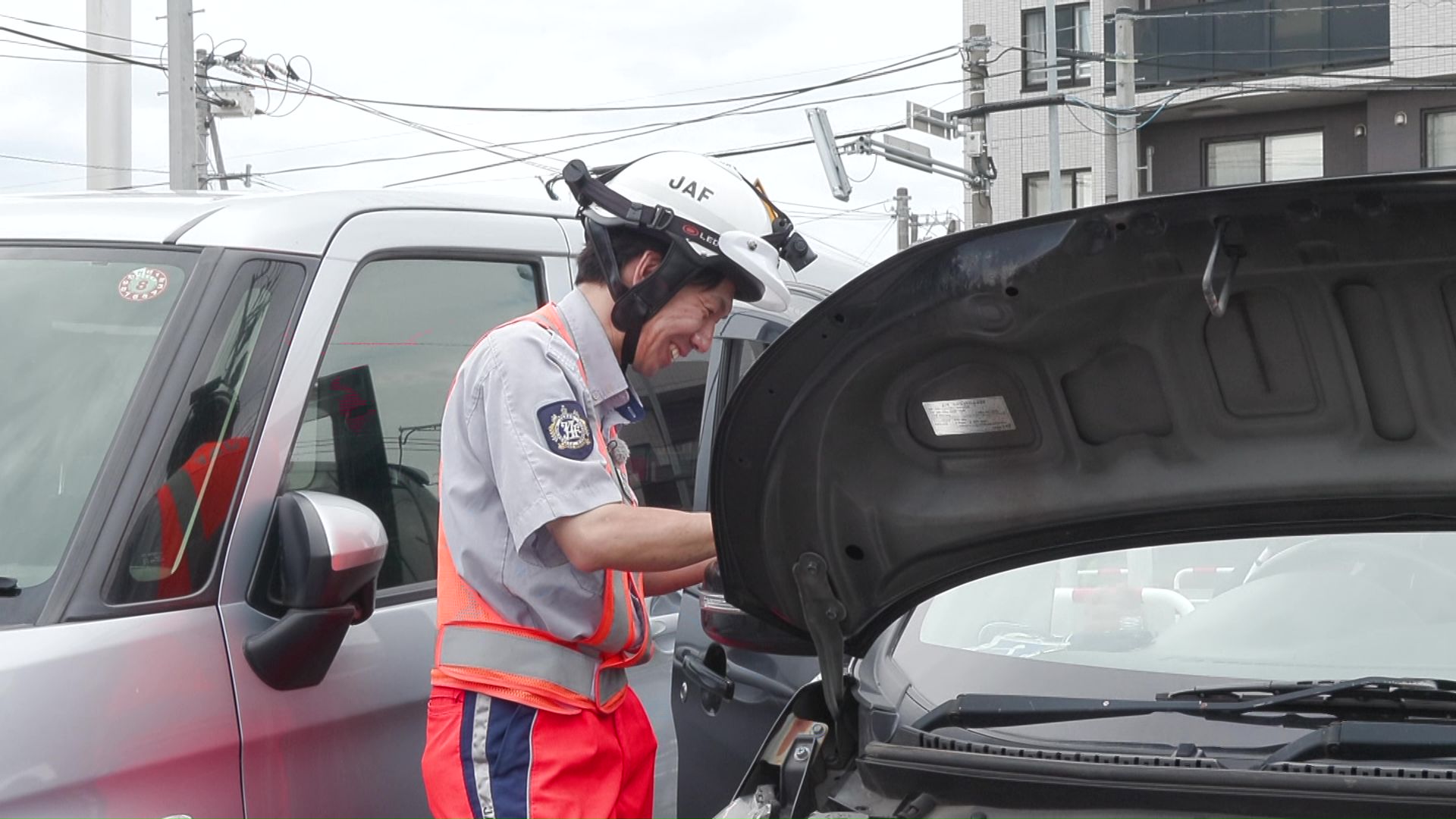 依頼を受け、スーパーの駐車場へ
