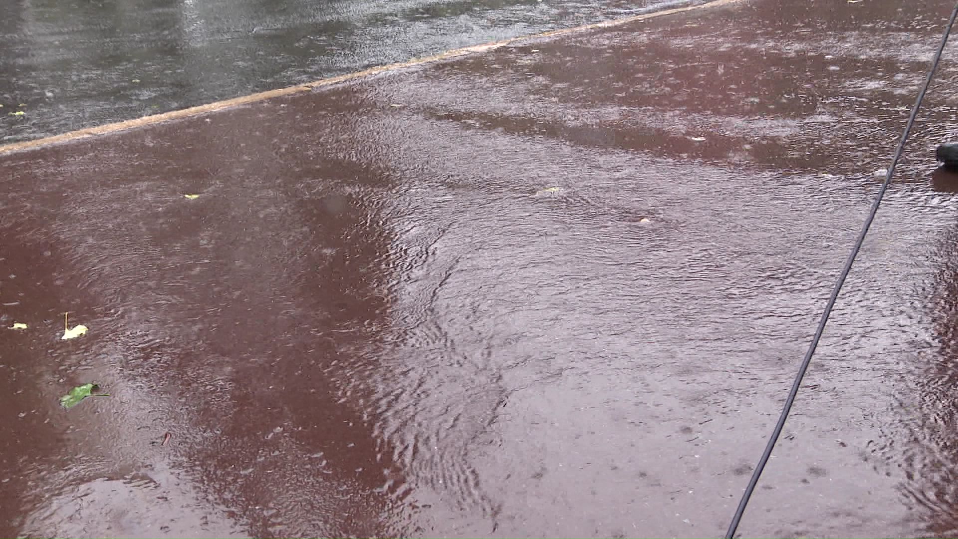 雨水が流れる歩道