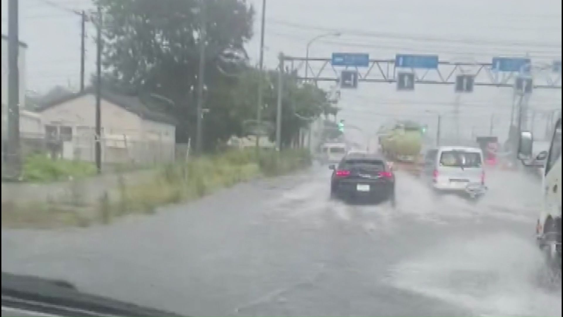 冠水する道路(撮影:@Jiropay)