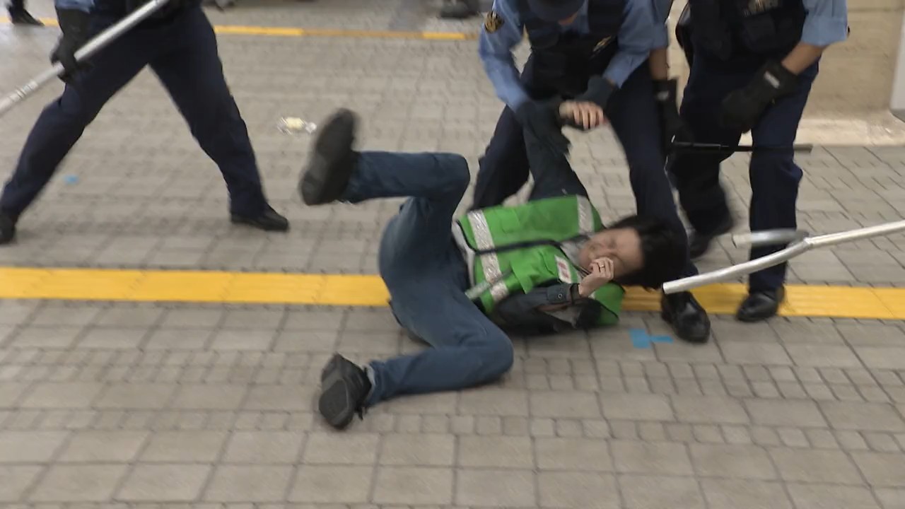 最後は警察官に制圧された