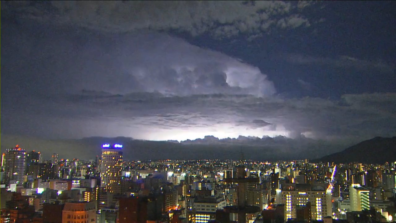 札幌市内でも雷が（27日午後10時30分ごろ）