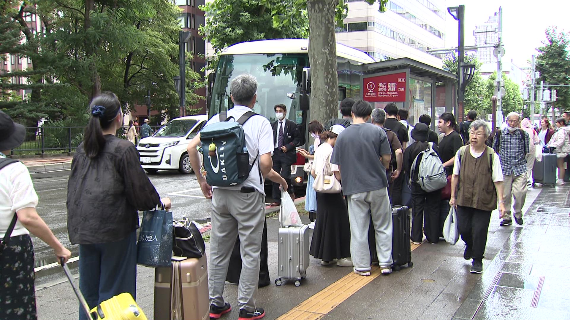 JR北海道の運休によりバス乗り場には大勢の人が