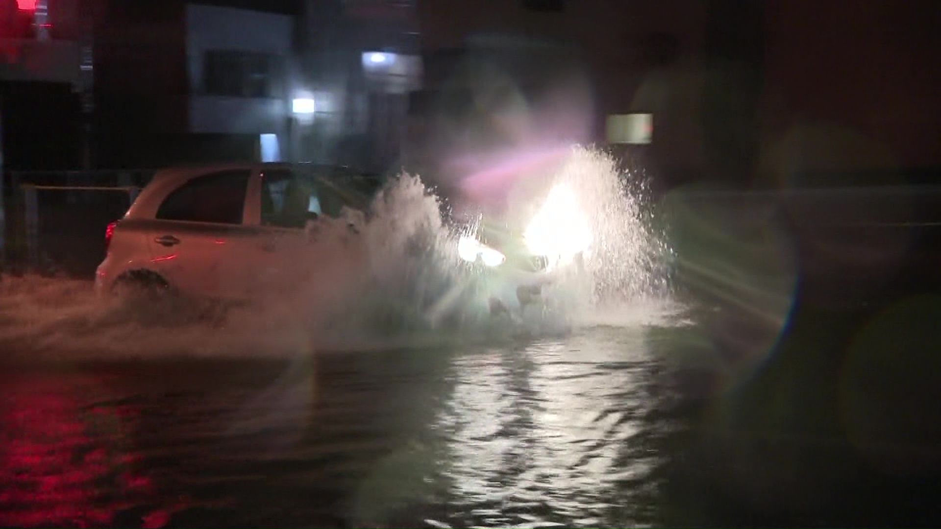 大雨に見舞われた苫小牧市（27日午後10時ごろ）