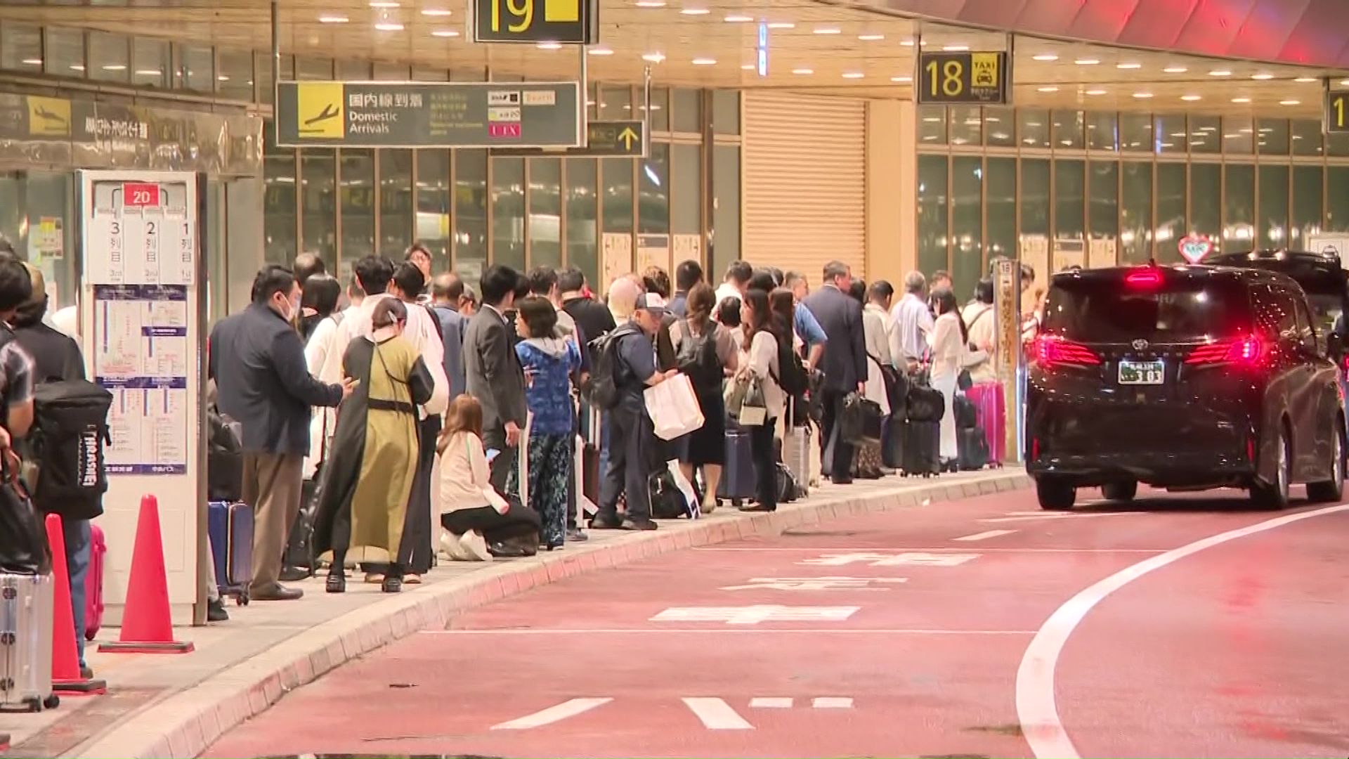 新千歳空港ではタクシーを待つ人の列が