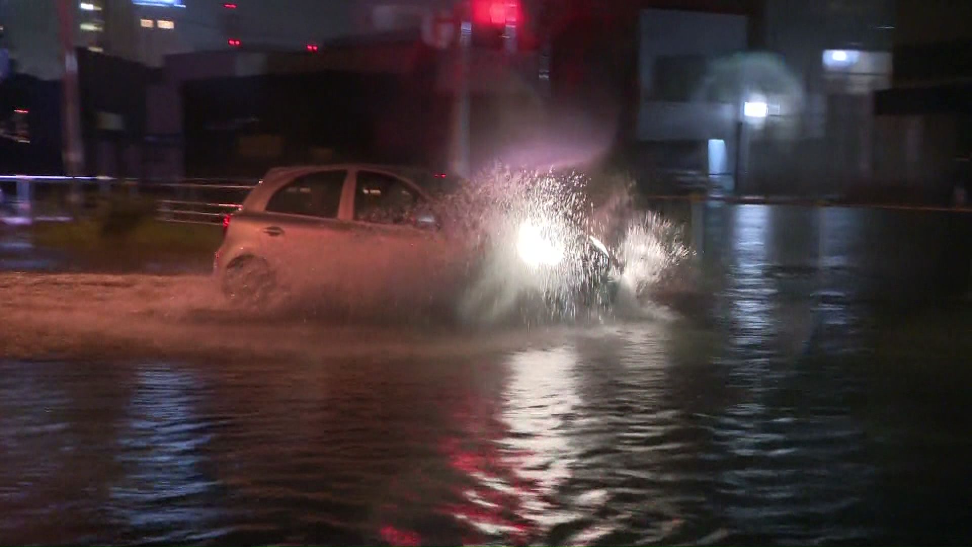 冠水した道路を走行する車