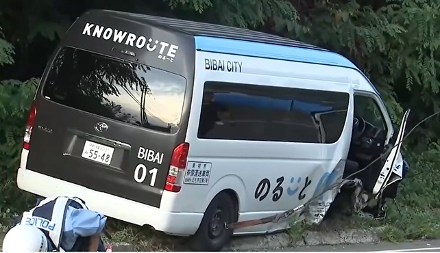 乗り合いバスは路外に逸脱し停車した〈北海道美唄市 8月31日午後5時40分ごろ〉