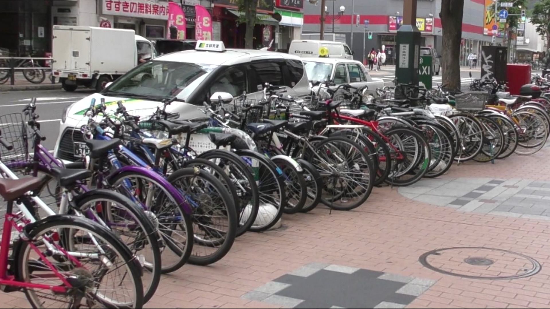 駐輪場以外にも自転車が停められていた