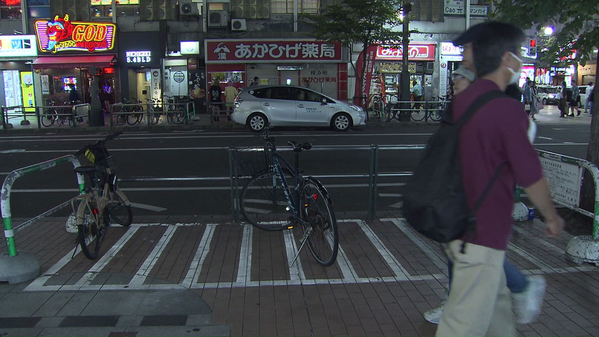 白線が引かれ柵が設置されたところが駐輪場