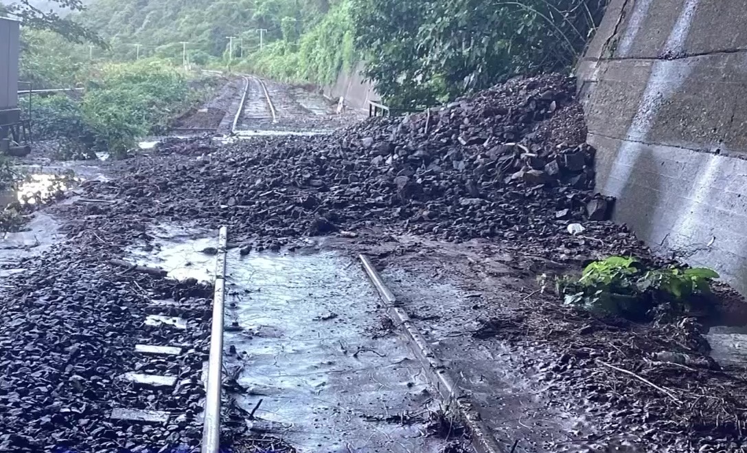 線路に流入した土砂(提供:JR北海道)