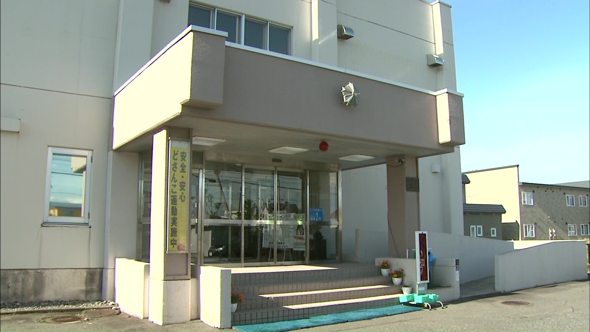 厩舎が焼け競走馬が死んだ火事の出火原因を調べる北海道警静内署