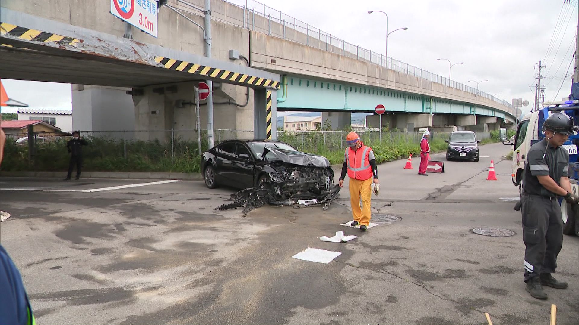 函館市の現場は高架橋下の側道