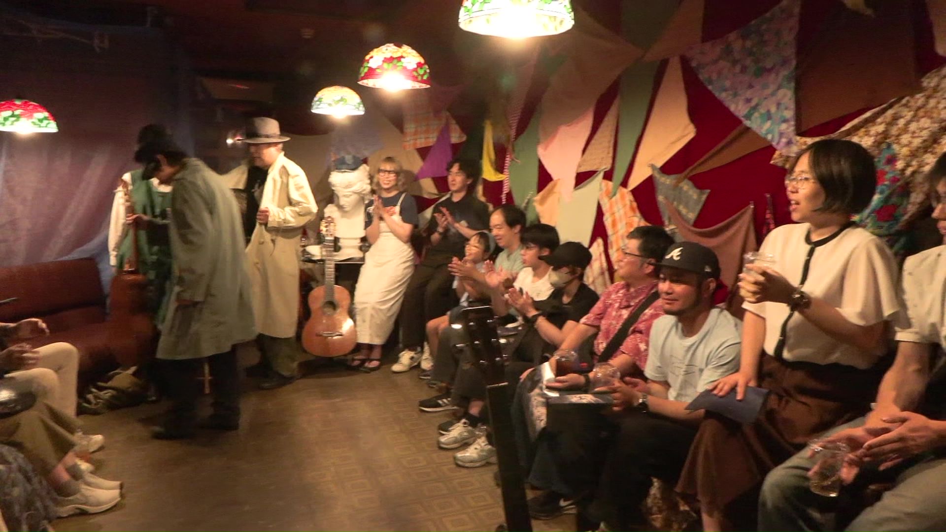 演劇の定員は20人で満席