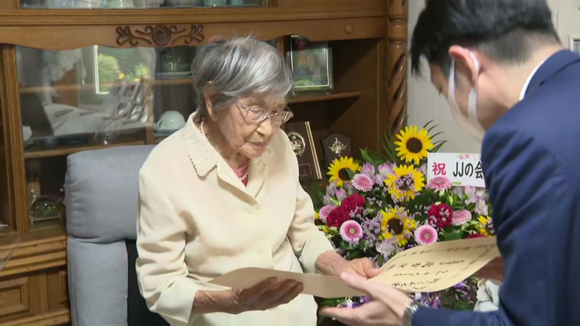 祝状を受け取る伍樓えわさん