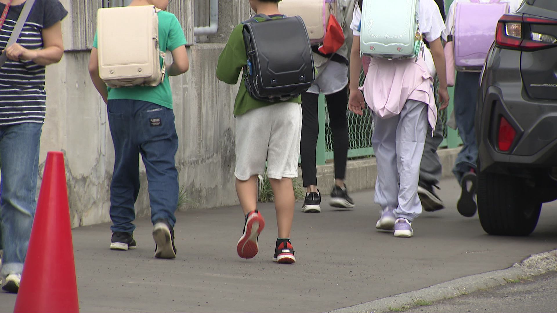 登校や下校の時間には多くの子どもたちがこの歩道を利用