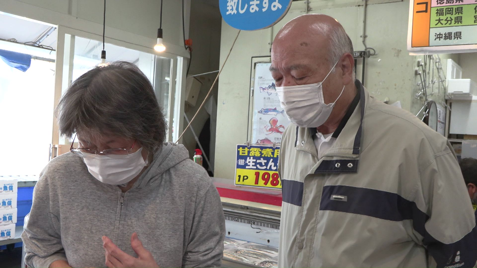贈答用のサンマを買いに訪れた根室市民