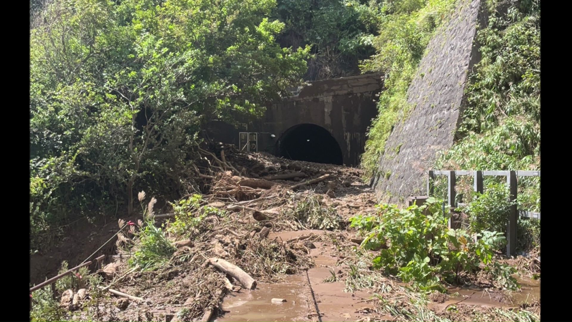 8月の大雨による土砂の流入などで、JR室蘭線では運休が続いていた（提供：JR北海道）