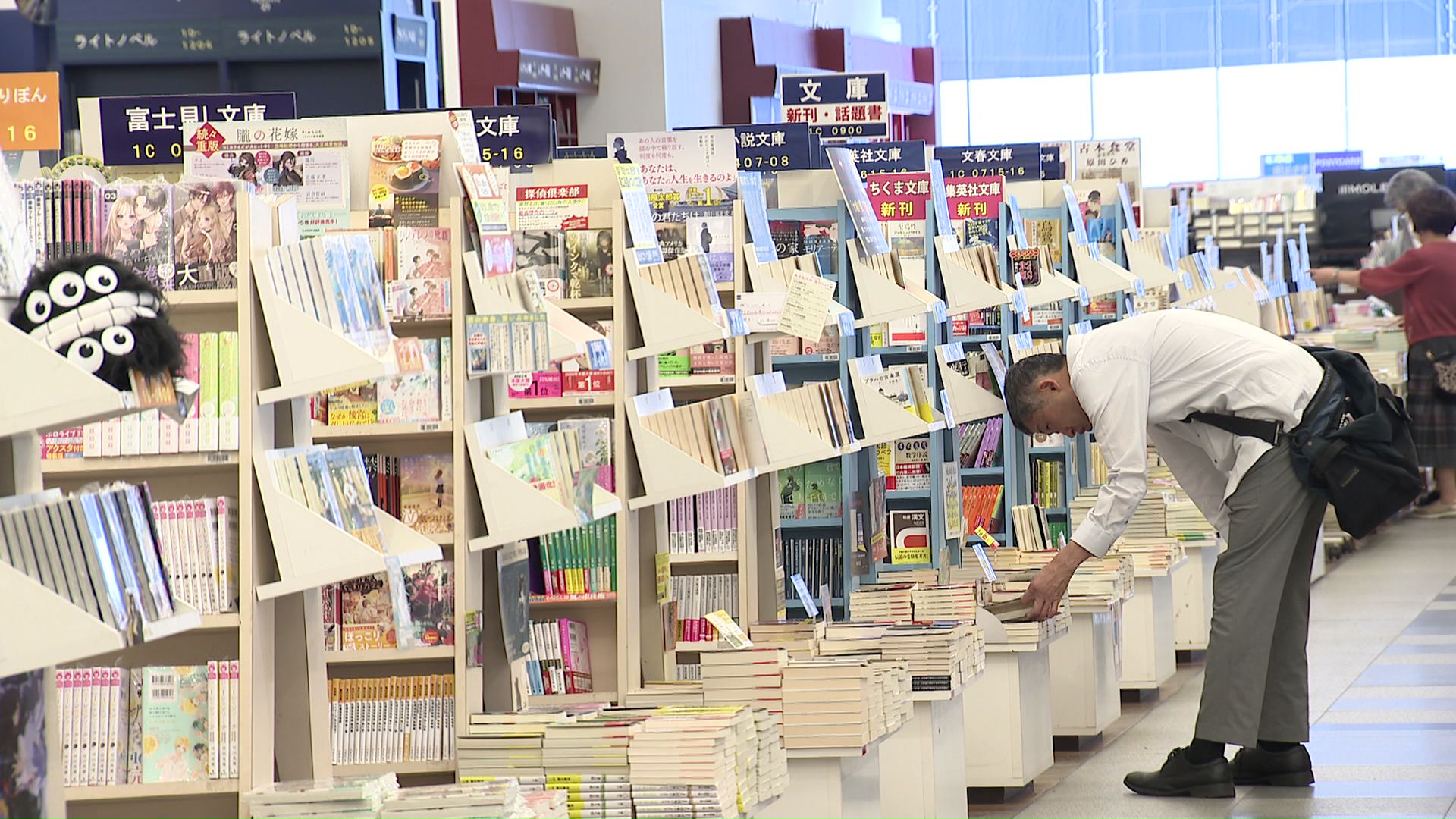 札幌市内の書店では、8月末から雑誌のべ100誌以上に入荷の遅れなどの影響があったという