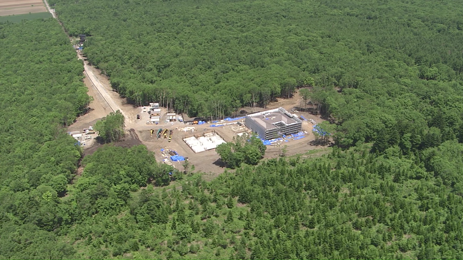 森林が無許可伐採された建築現場