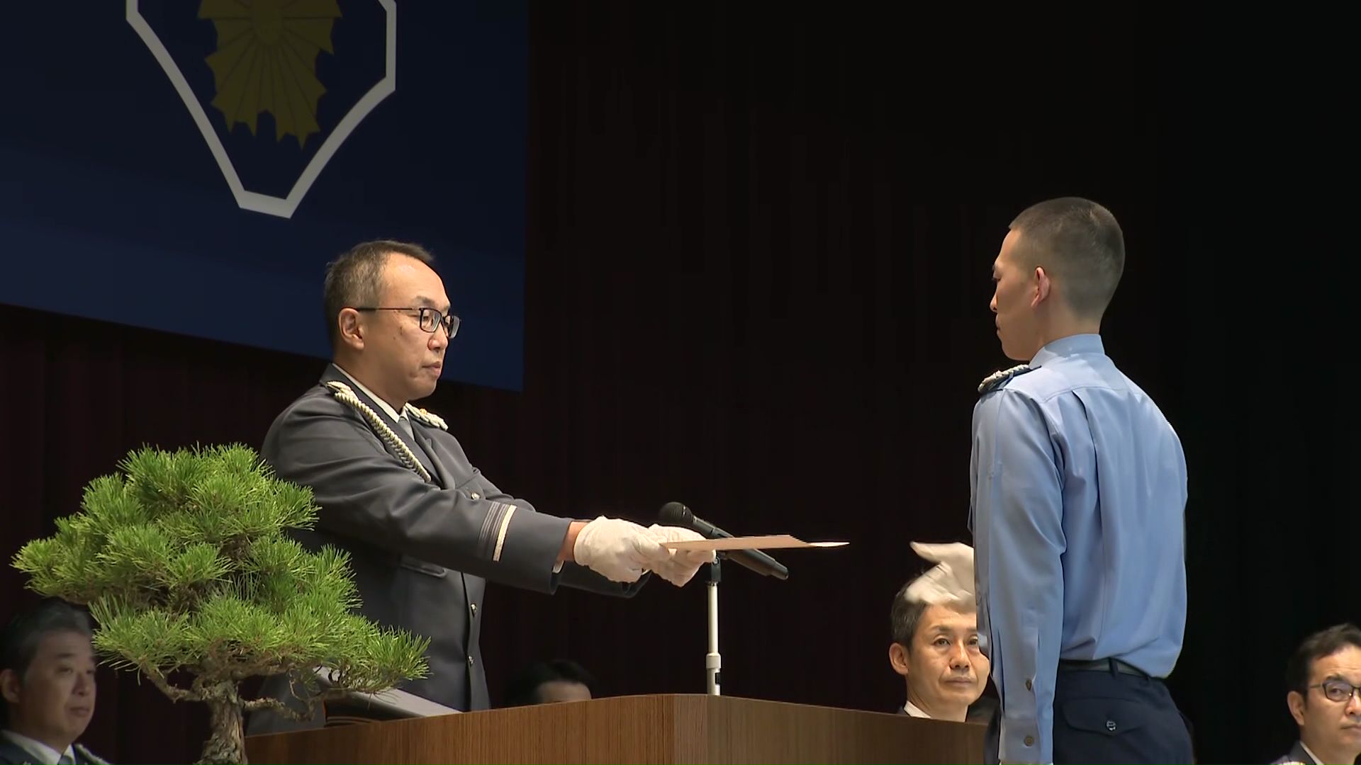 卒業生らは17日付で26の警察署に配属