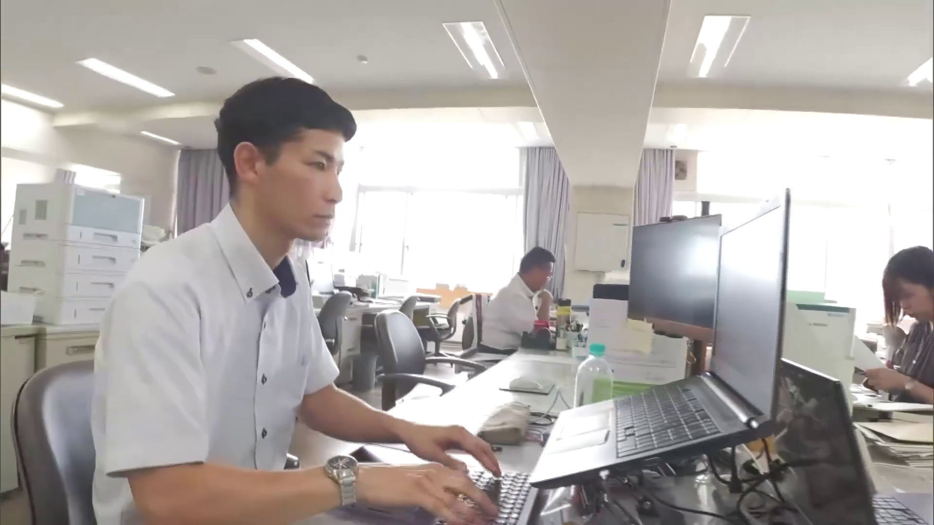 生成AIを活用して授業の準備を進める古起快教諭