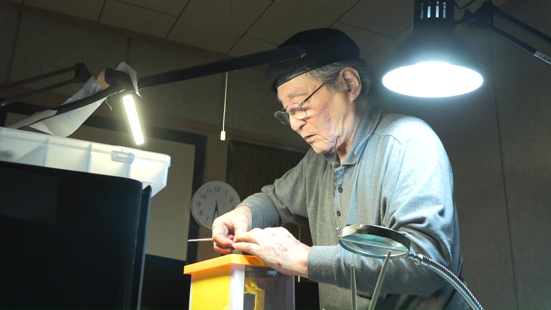 修理が元気の秘訣と話す高橋さん