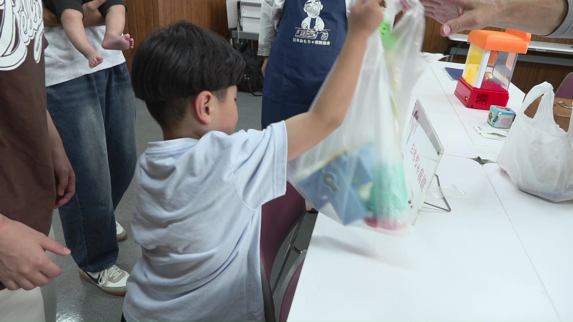おもちゃを受け取る子ども