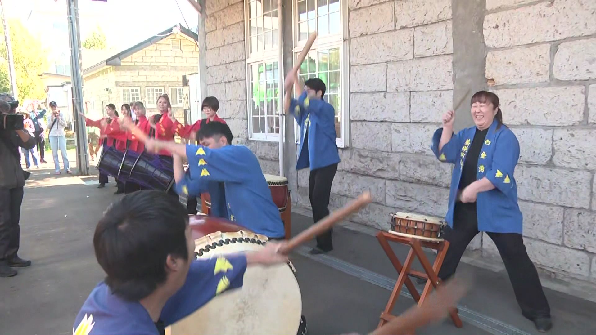 美瑛駅でノロッコ号を出迎えた「白金太鼓」
