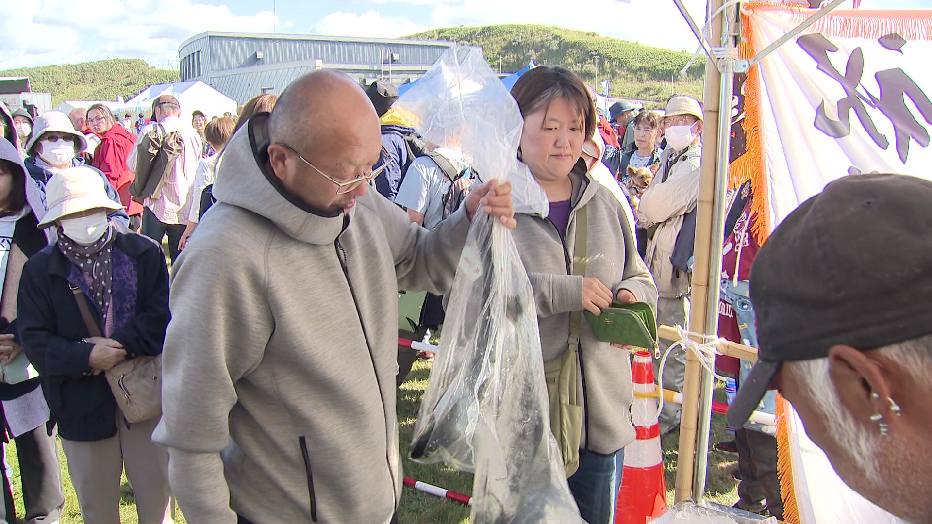 秋サケの即売会には行列が