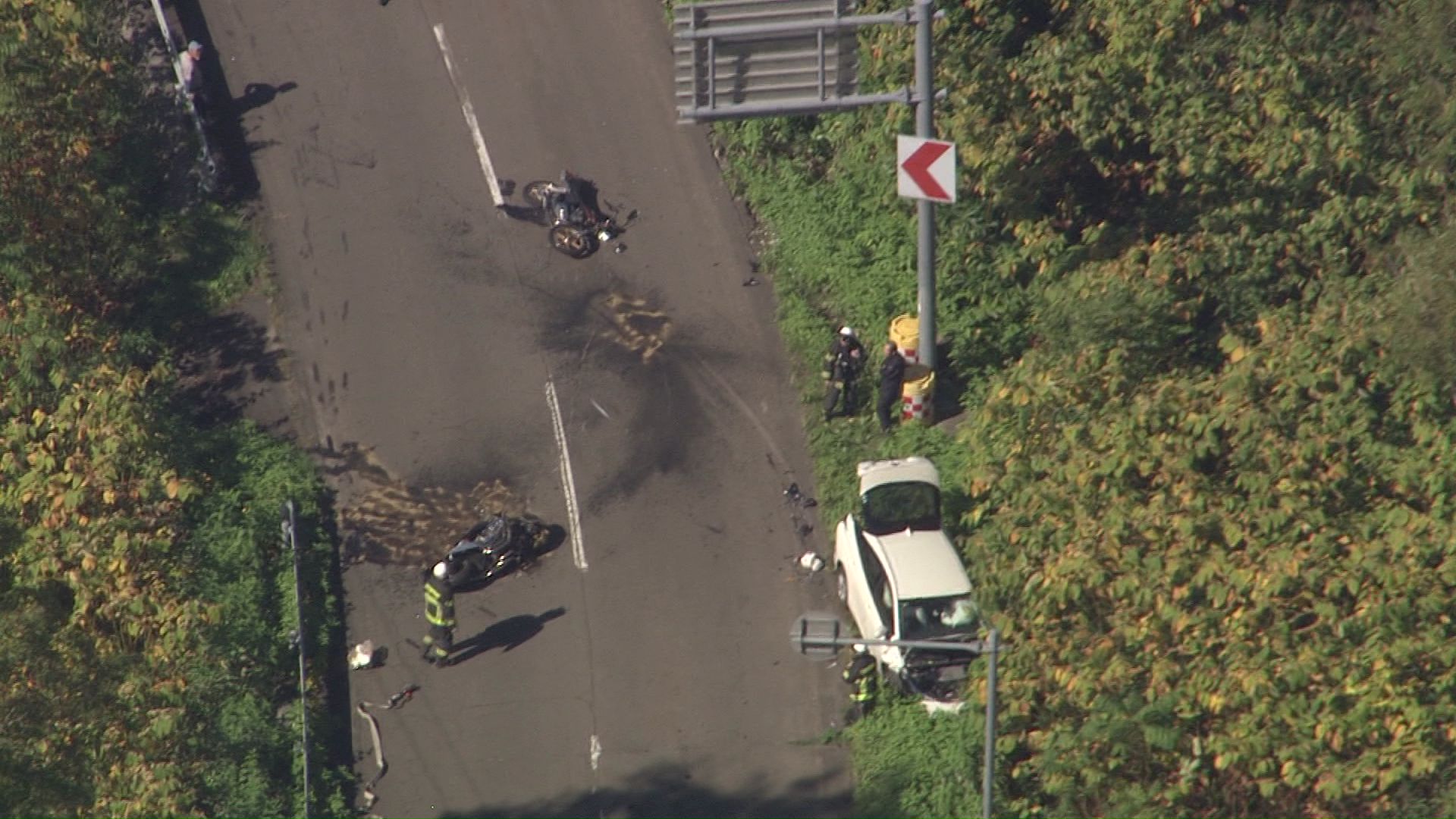 衝突したとみられるバイクと乗用車