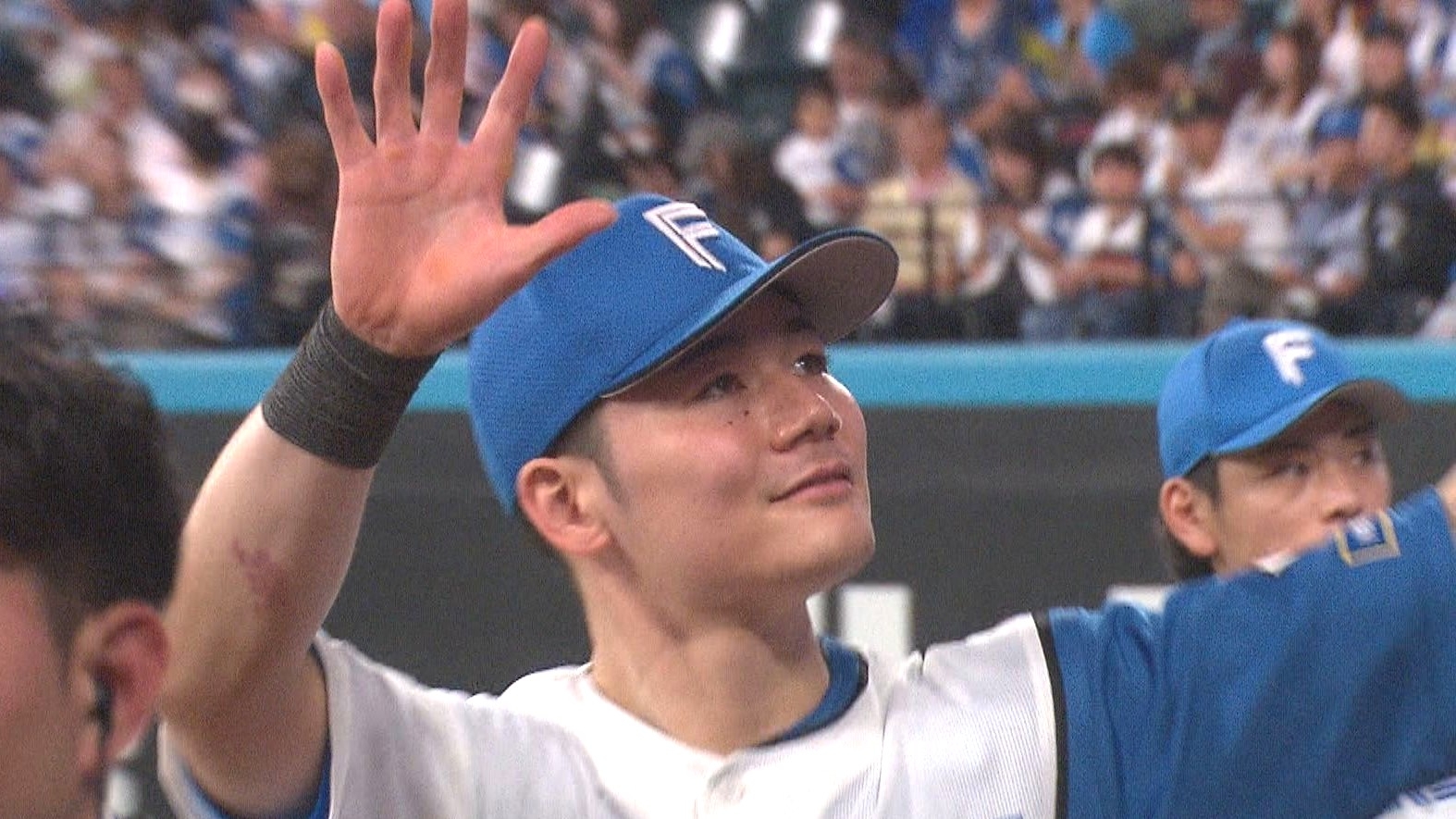 【日本ハム】ホーム最終戦で選手会長・清宮幸太郎が挨拶「目標であるリーグ優勝には届きませんでしたが、日本一に向けた戦いはまだまだ続きます。僕たちを信じて待っていてください」