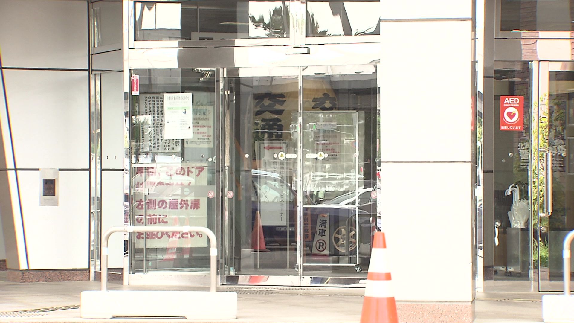 小学校に侵入した疑いで男を逮捕