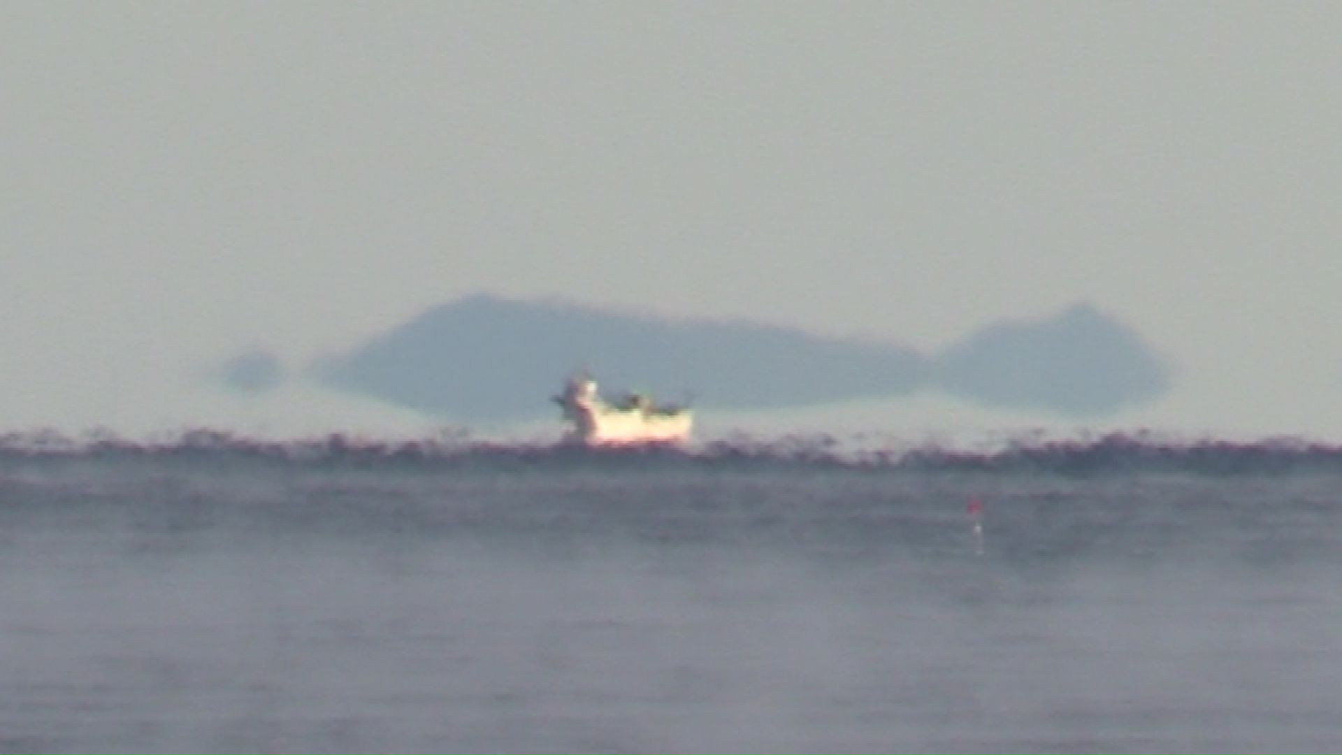蜃気楼によって宙に浮かんで見える陸地