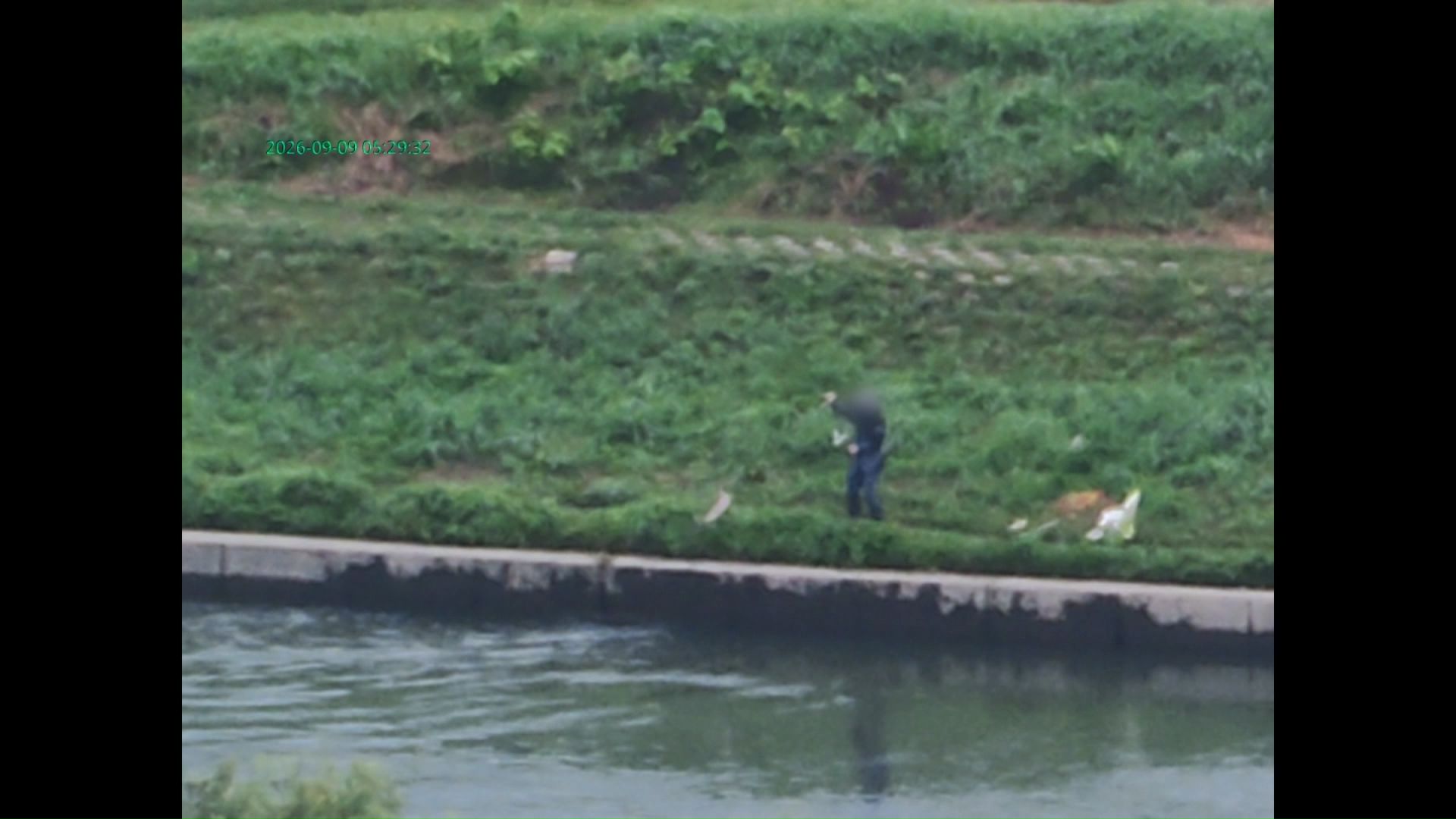 撮影されたサケの密漁の様子（提供：北海道漁業取締船「ほくと」）
