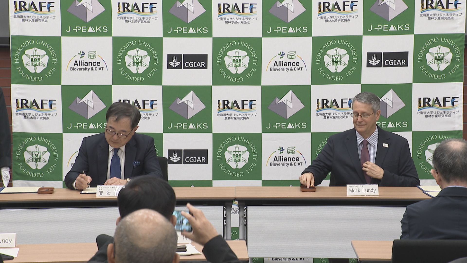 連携協定を結んだ北大の宝金総長（左）とマーク・ランディ氏（右）