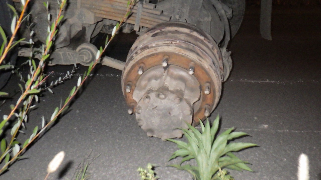 タイヤが脱落したトラック(提供:北海道警)