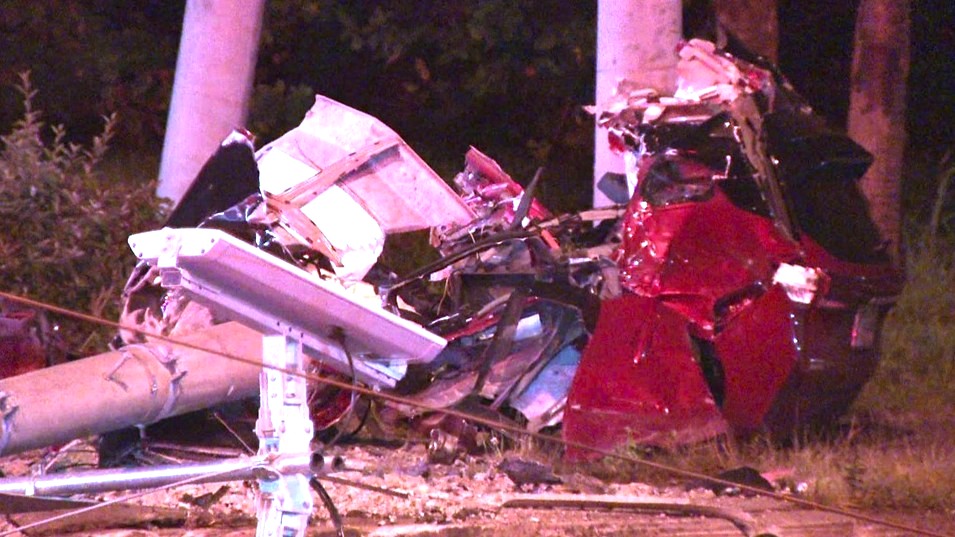 車体が千切れてまっぷたつになった乗用車