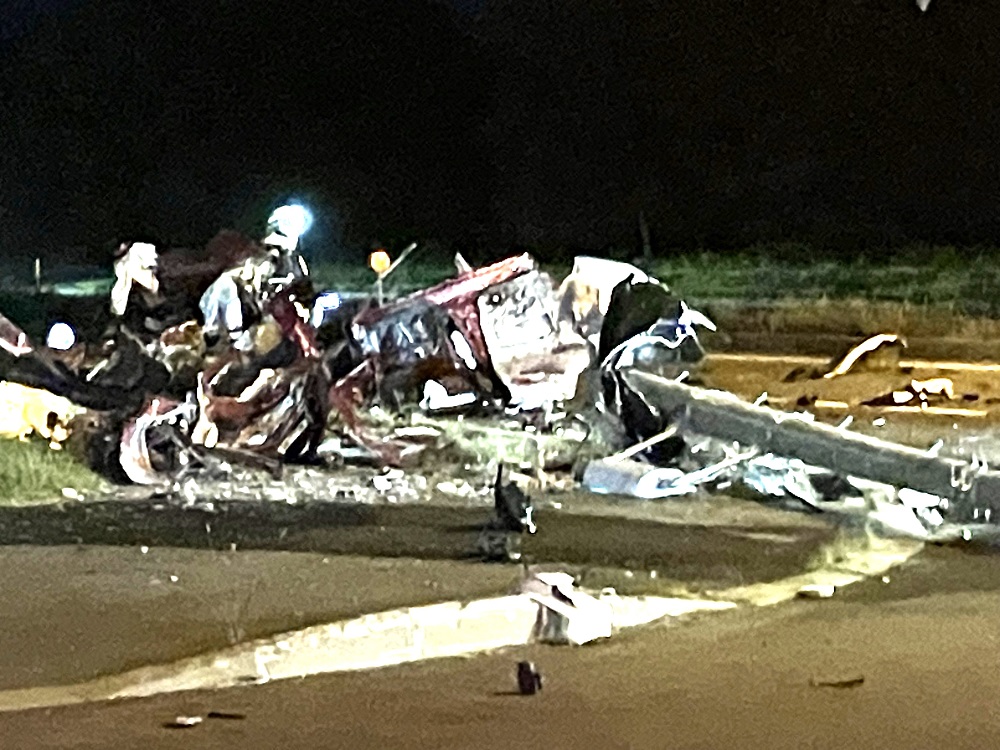  信号機の支柱に衝突し、大破した乗用車