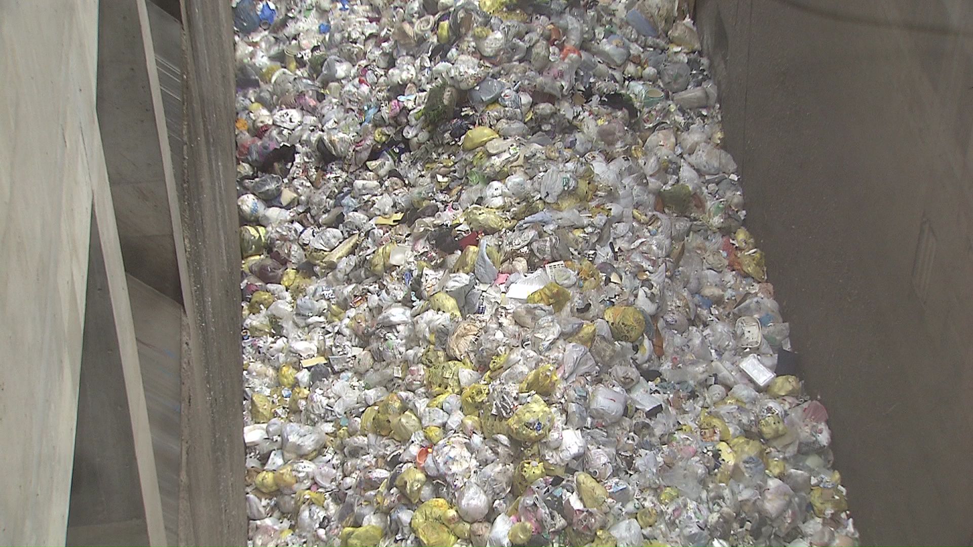 黄色の指定ごみ袋は目立たなかった（9月28日 駒岡清掃工場）