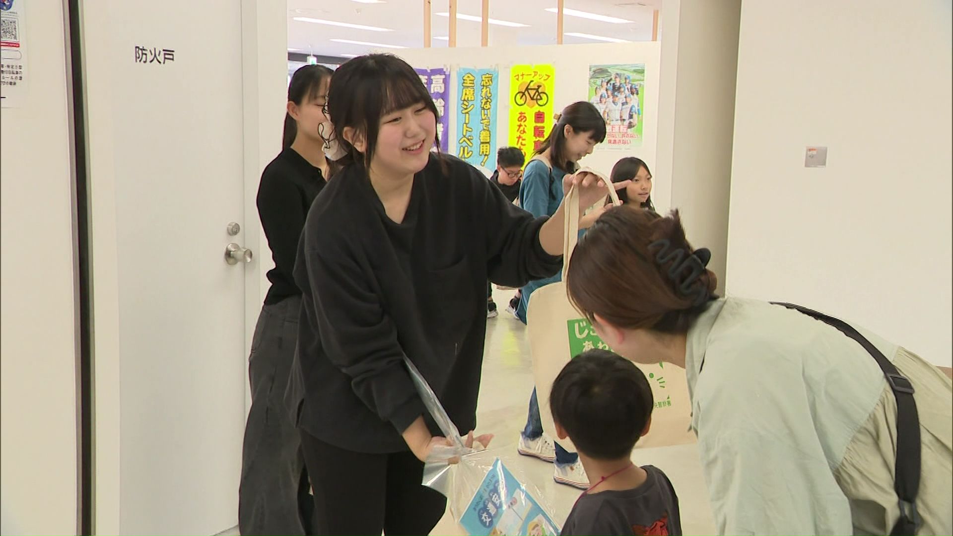高校生たちが交通安全を願う思いを込めたコラボグッズを配布