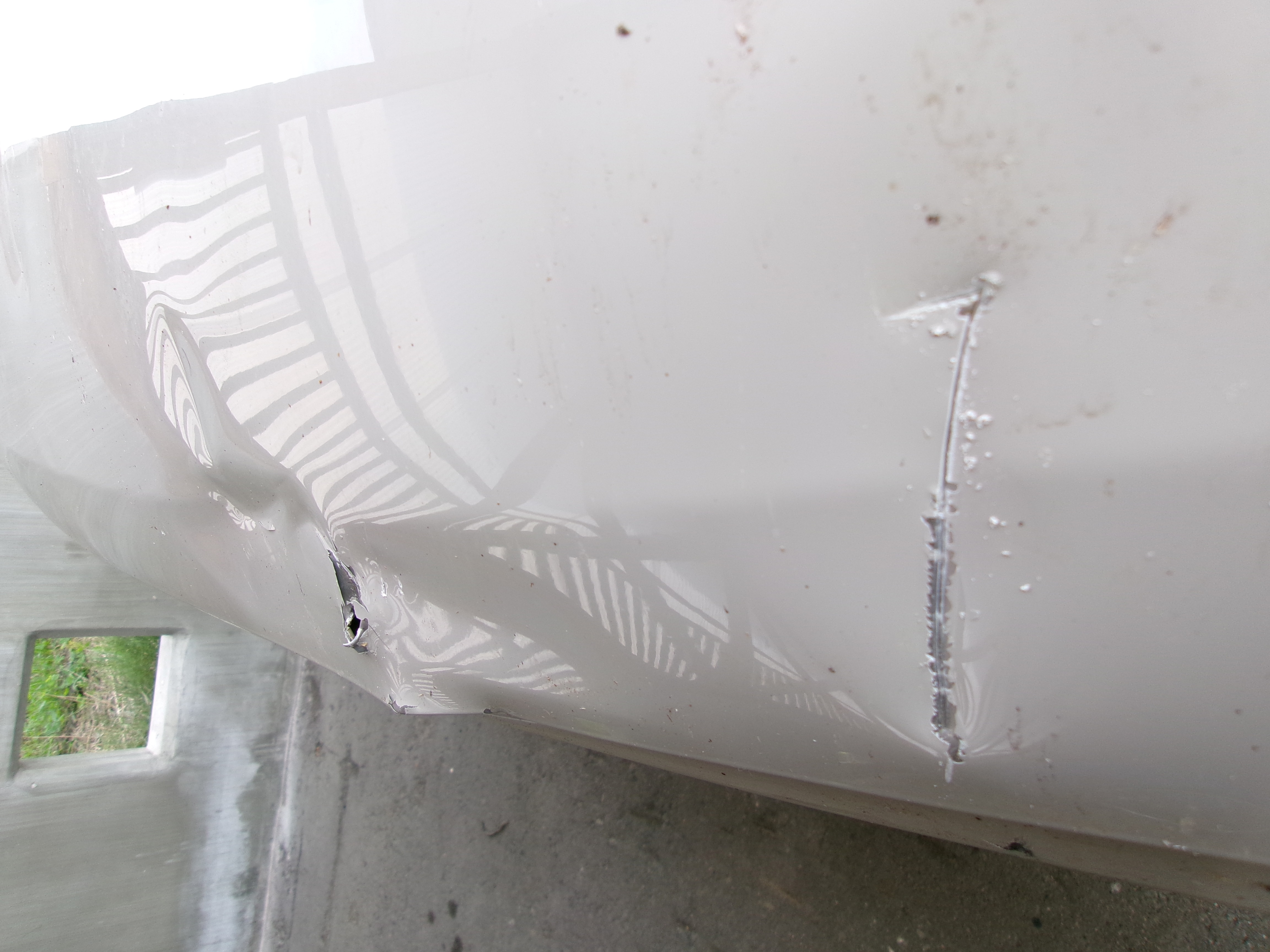 軽自動車の車体には深い爪痕が残されていた(提供:北海道警名寄署)
